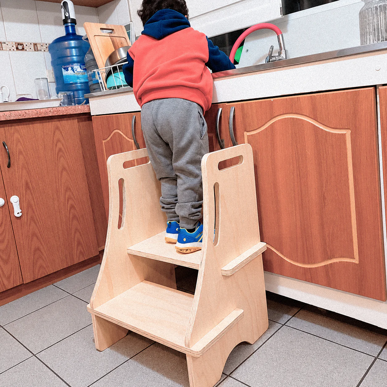 Alzador Montessori de madera de 2 peldaños – Modelo Vizcacha - Imagen 2